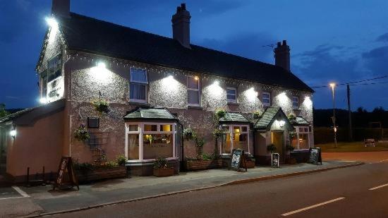Hotel The Huntsman Cheadle  Exterior foto